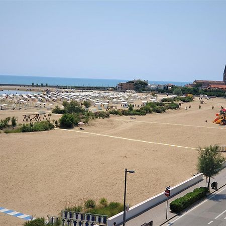 Hotel Delfino Caorle Bagian luar foto