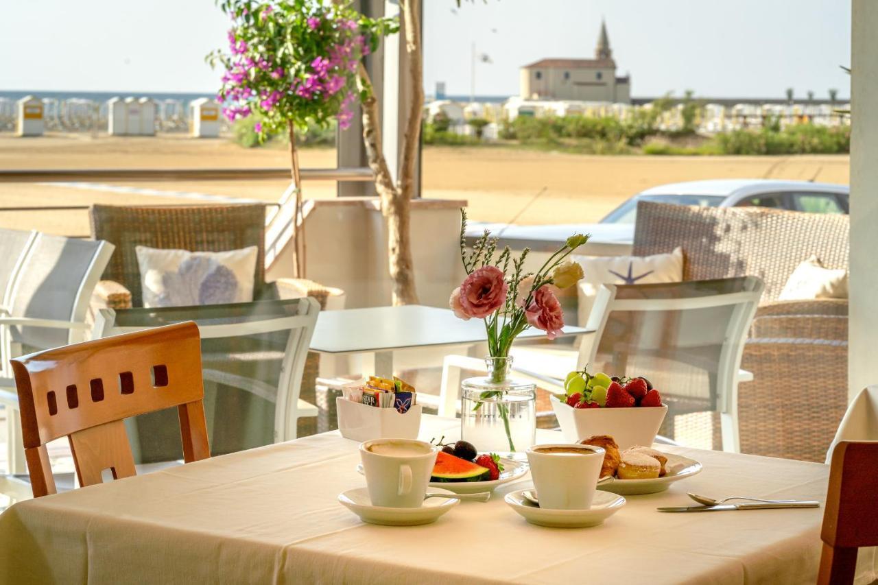 Hotel Delfino Caorle Bagian luar foto
