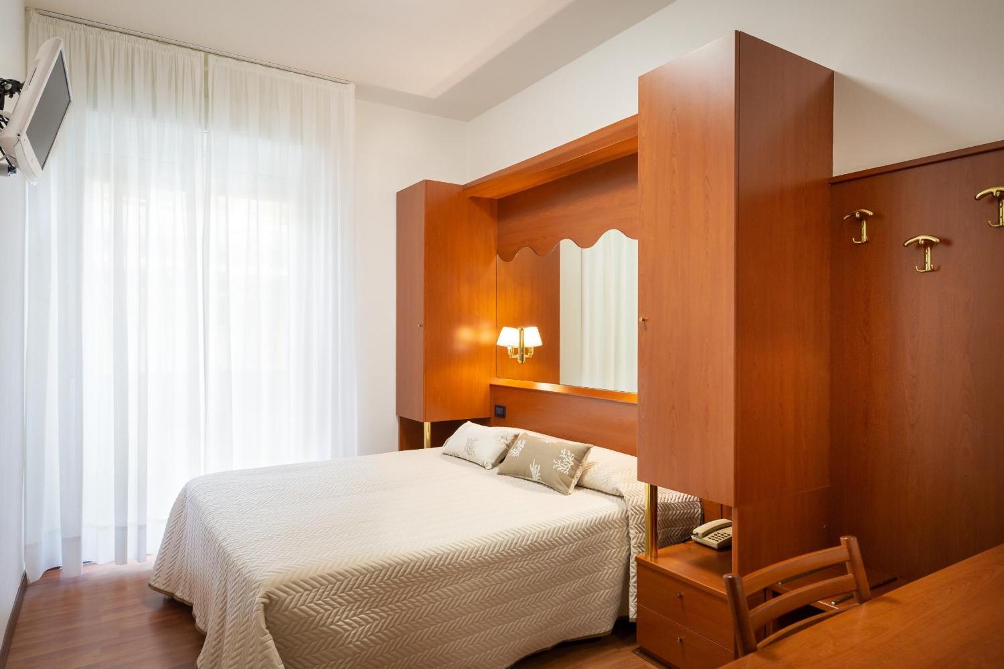 Hotel Delfino Caorle Bagian luar foto