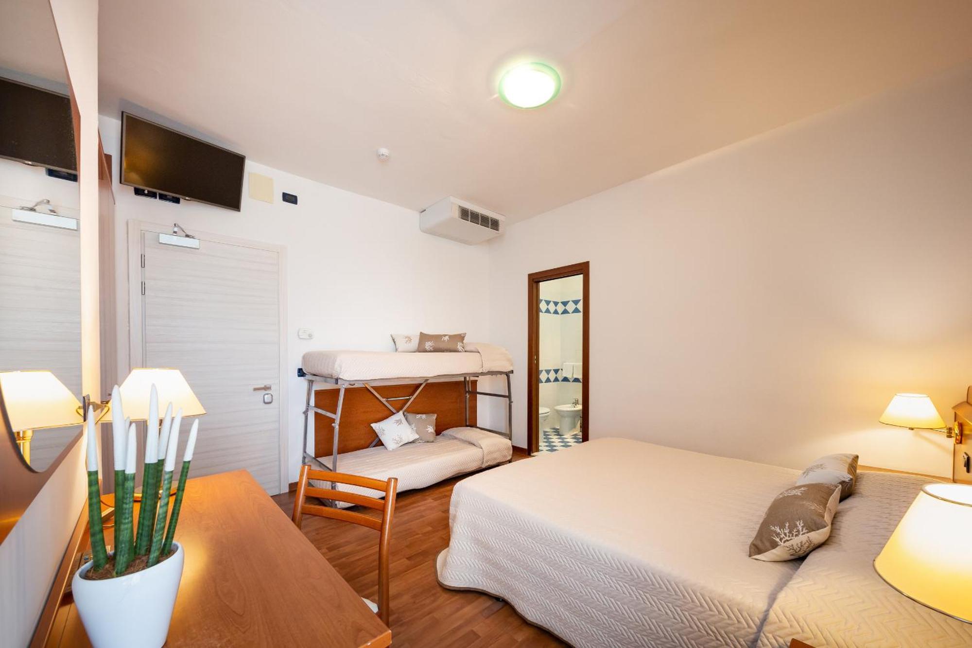 Hotel Delfino Caorle Bagian luar foto