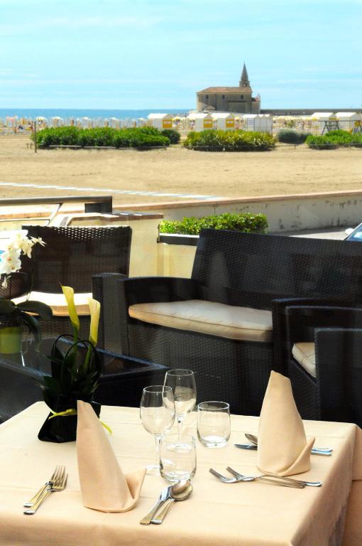 Hotel Delfino Caorle Bagian luar foto