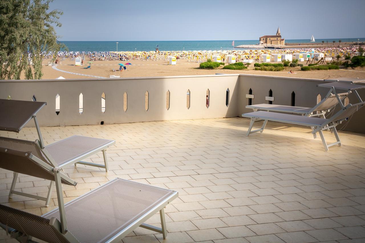 Hotel Delfino Caorle Bagian luar foto