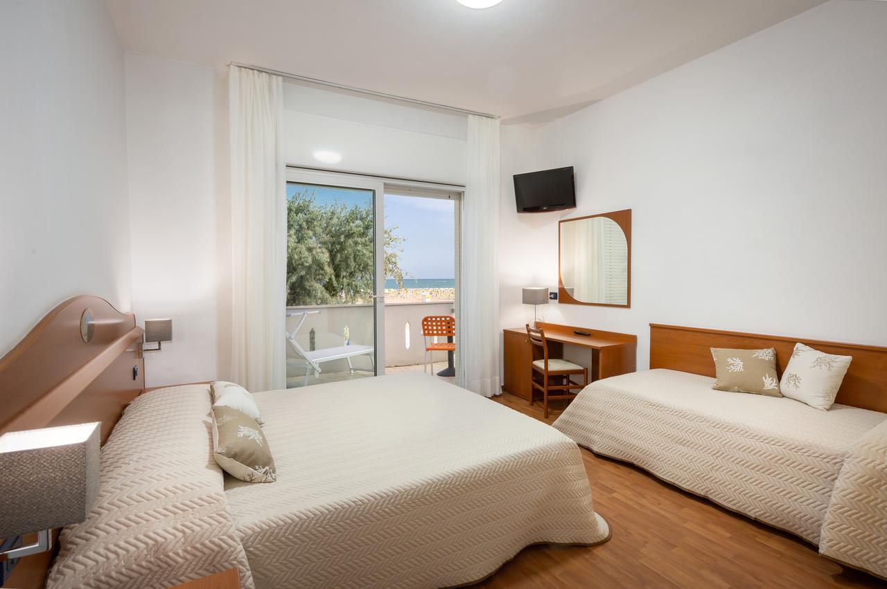 Hotel Delfino Caorle Bagian luar foto
